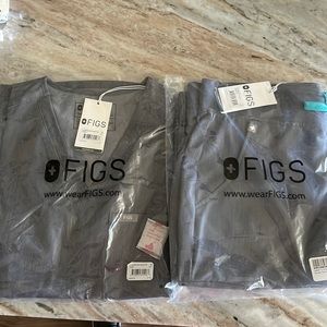 FIGS Women’s Graphite One-Pocket top with Graphite Zamora Jogger Scrub Pants.